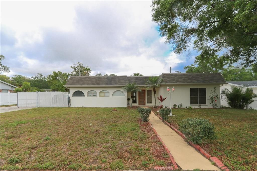 Recently Sold: $325,000 (3 beds, 2 baths, 1981 Square Feet)