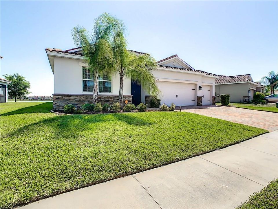 Recently Sold: $410,000 (3 beds, 3 baths, 2618 Square Feet)