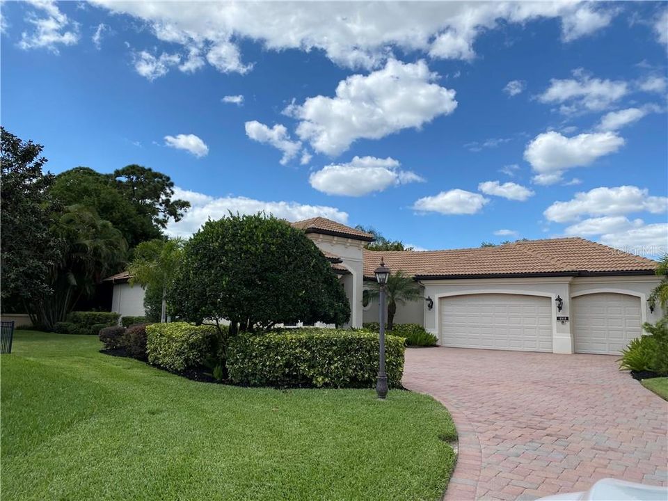 Recently Sold: $719,000 (3 beds, 3 baths, 2717 Square Feet)