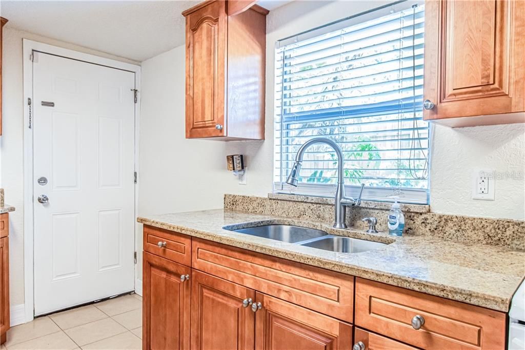 Recently Sold: $225,000 (2 beds, 1 baths, 966 Square Feet)
