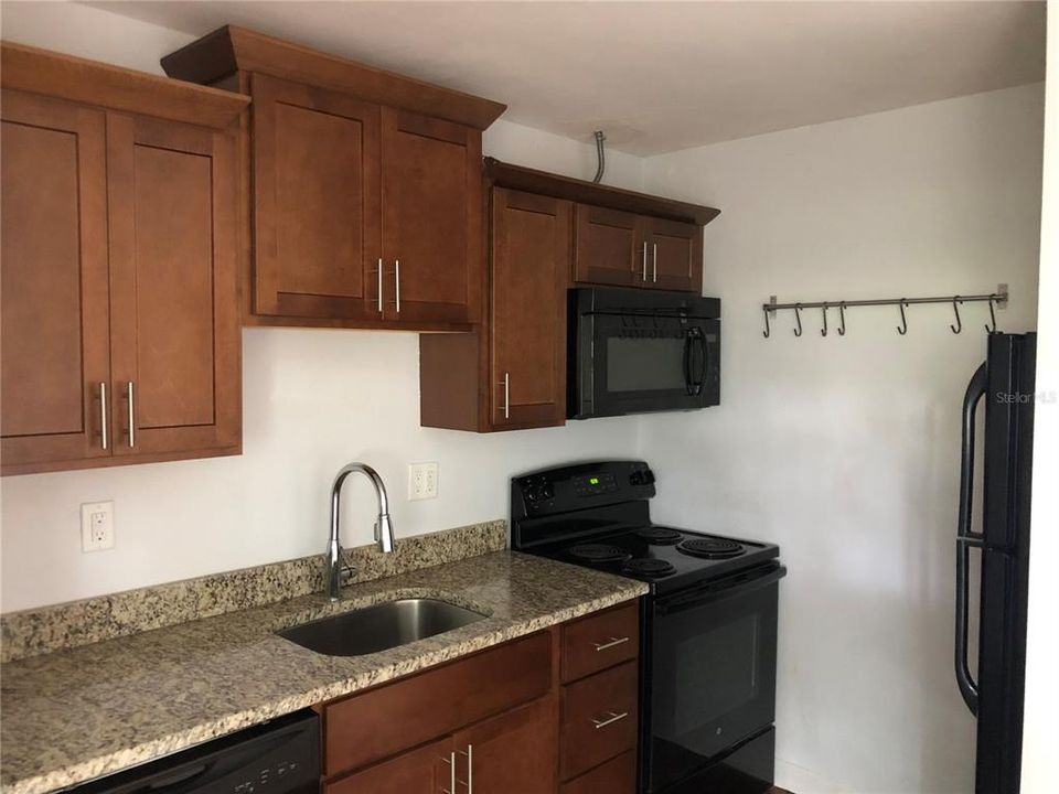 Recently Rented: $1,325 (2 beds, 1 baths, 780 Square Feet)