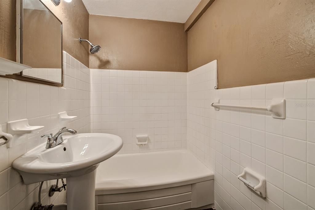 最近售出: $78,000 (1 贝兹, 1 浴室, 646 平方英尺)