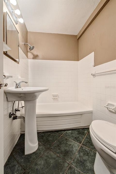 最近售出: $78,000 (1 贝兹, 1 浴室, 646 平方英尺)