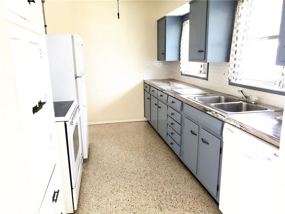 Recently Sold: $250,000 (2 beds, 1 baths, 1032 Square Feet)