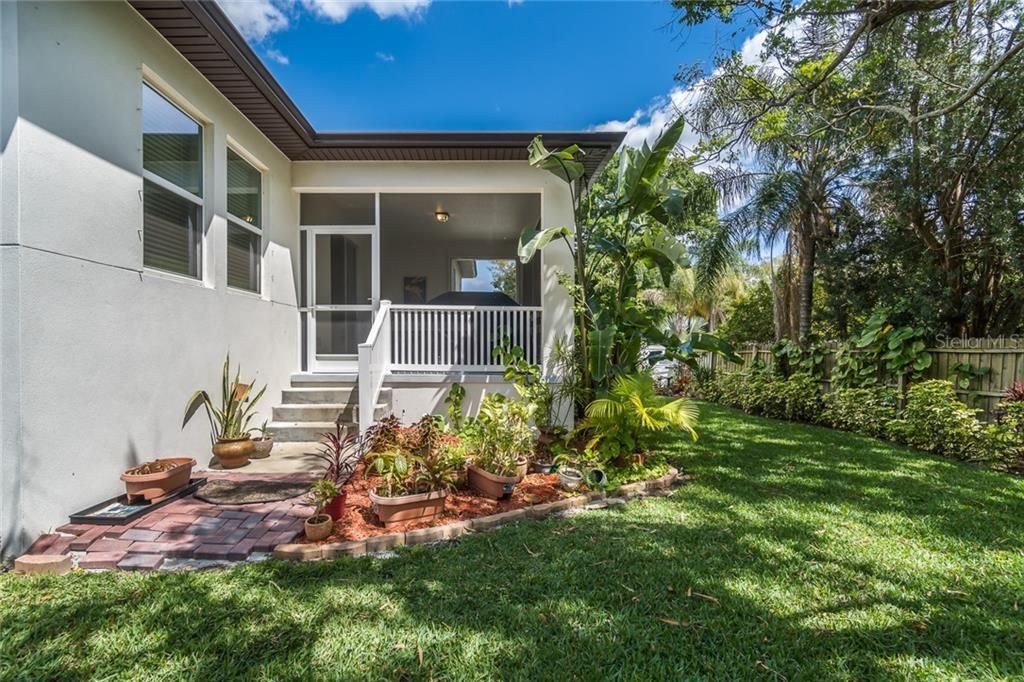 Recently Sold: $399,500 (4 beds, 2 baths, 1987 Square Feet)