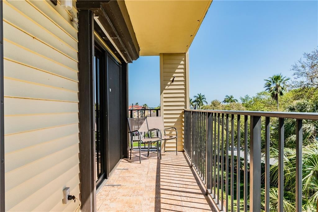 Recently Sold: $489,500 (2 beds, 2 baths, 1355 Square Feet)