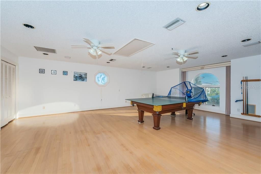 This upper level bonus room if functional for many great activities