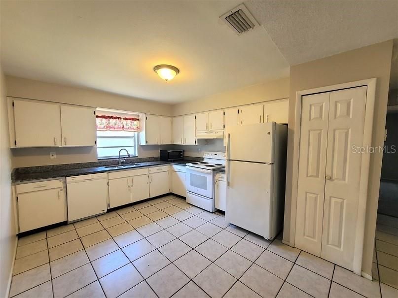 Recently Rented: $1,200 (3 beds, 2 baths, 1280 Square Feet)