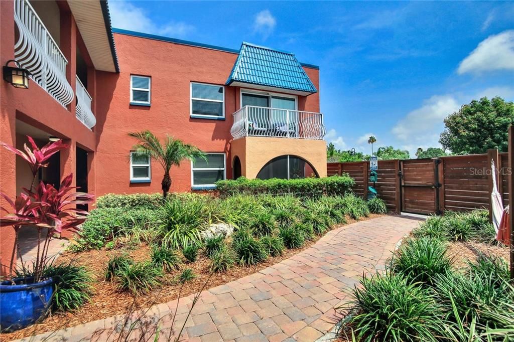 Recently Sold: $240,000 (1 beds, 1 baths, 713 Square Feet)