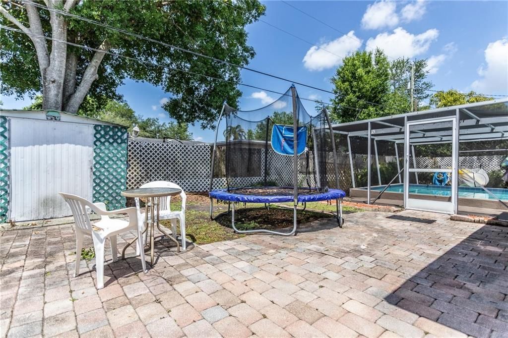 Recently Sold: $325,000 (3 beds, 2 baths, 1483 Square Feet)