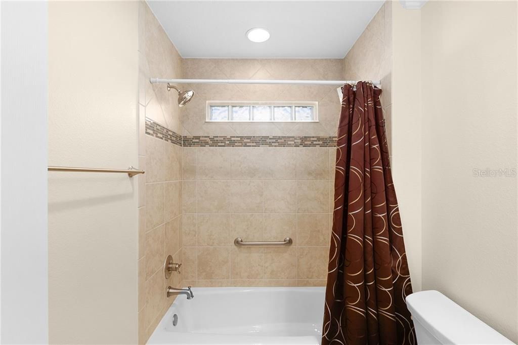 最近售出: $449,900 (3 贝兹, 3 浴室, 1935 平方英尺)