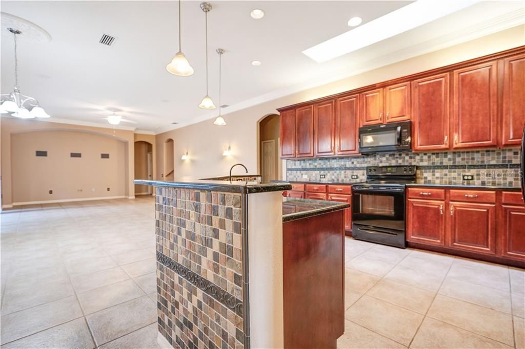 Recently Sold: $689,000 (5 beds, 3 baths, 4024 Square Feet)