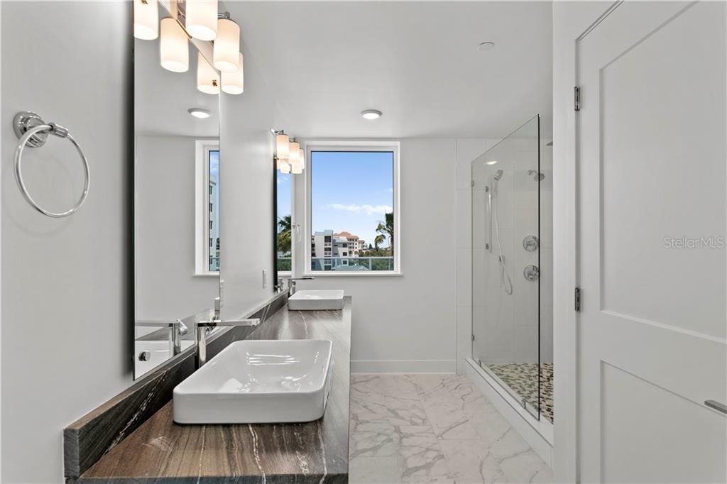 Recently Sold: $2,170,000 (3 beds, 3 baths, 2170 Square Feet)