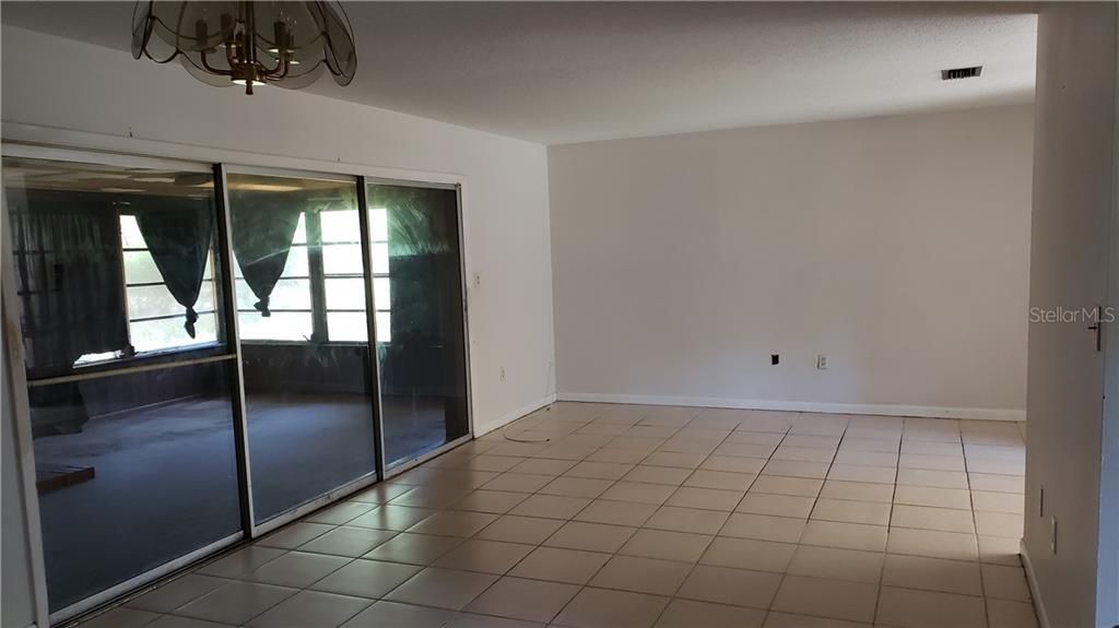 Recently Rented: $1,400 (3 beds, 2 baths, 1696 Square Feet)