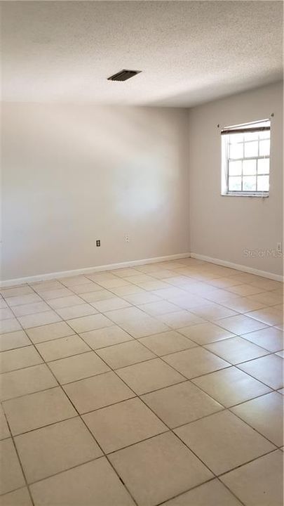 Recently Rented: $1,400 (3 beds, 2 baths, 1696 Square Feet)