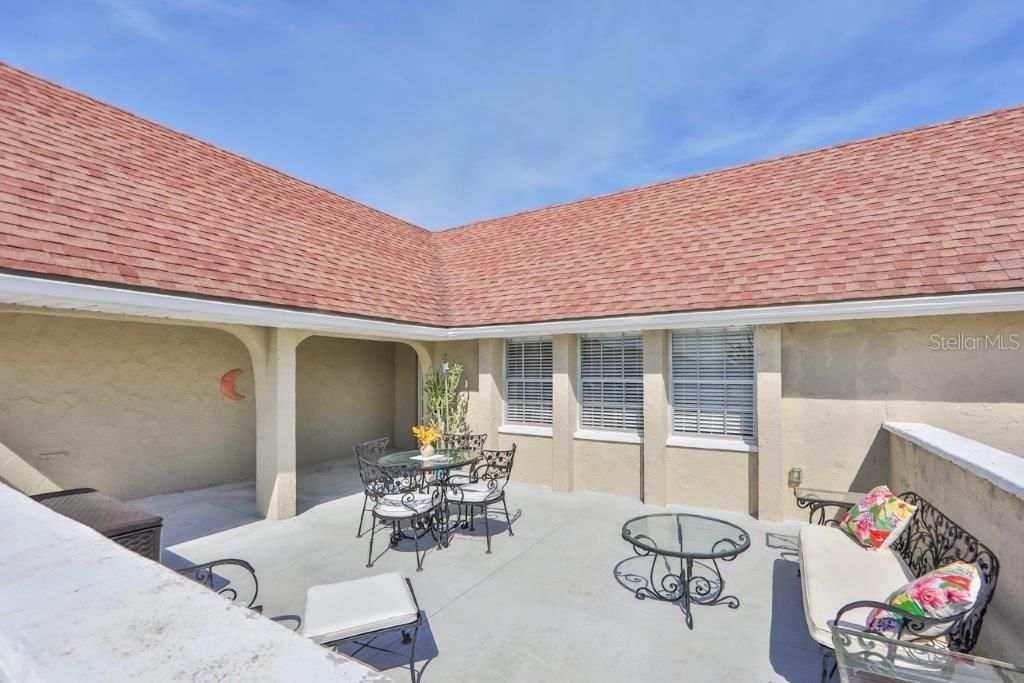 Recently Sold: $300,000 (2 beds, 2 baths, 1940 Square Feet)