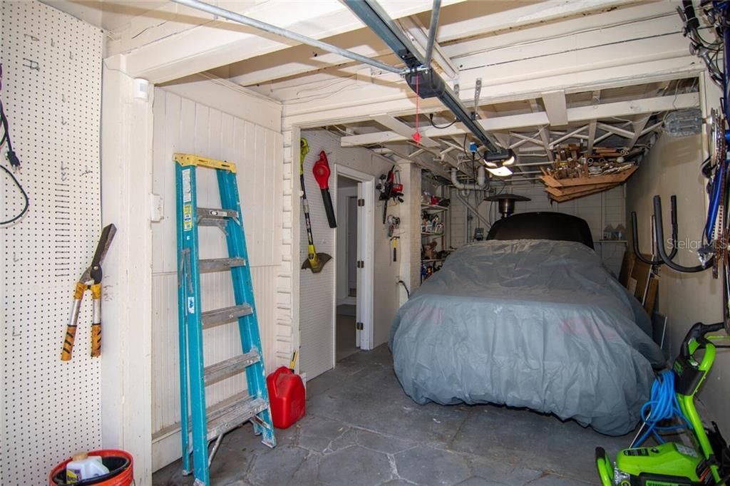 Guest house- 1st floor 1 car garage