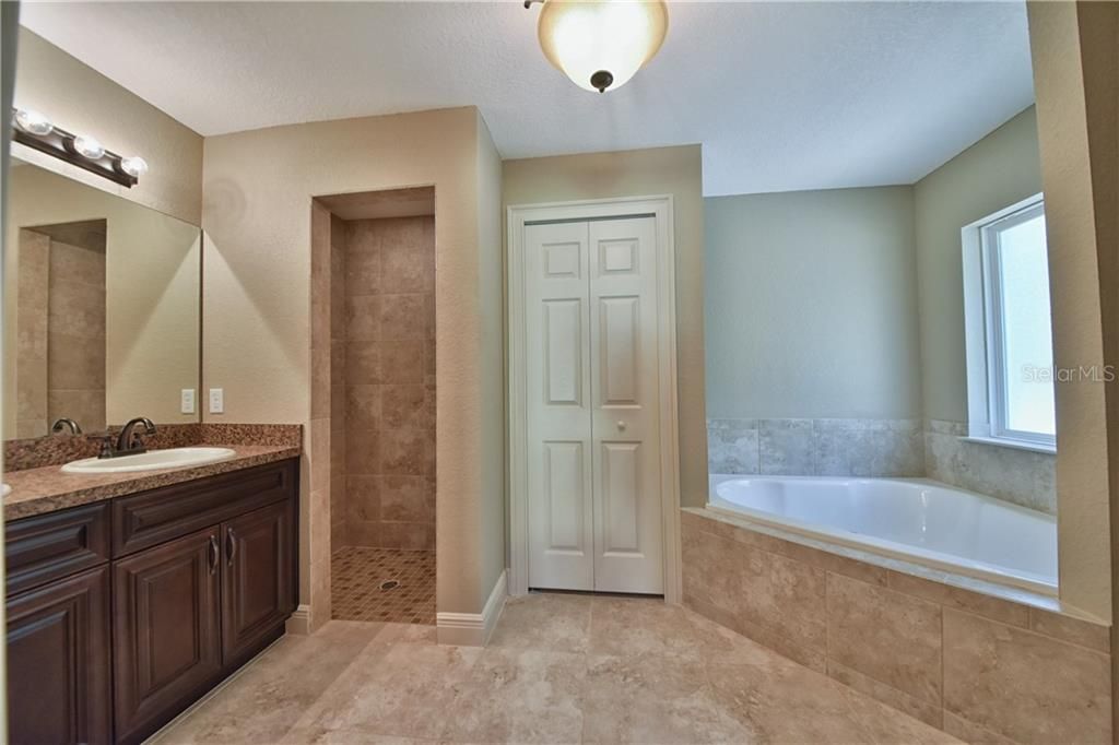 最近售出: $224,900 (3 贝兹, 2 浴室, 1936 平方英尺)