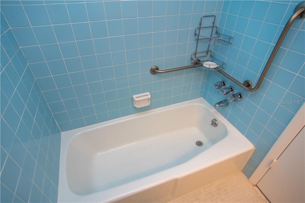 最近售出: $160,000 (2 贝兹, 2 浴室, 1035 平方英尺)