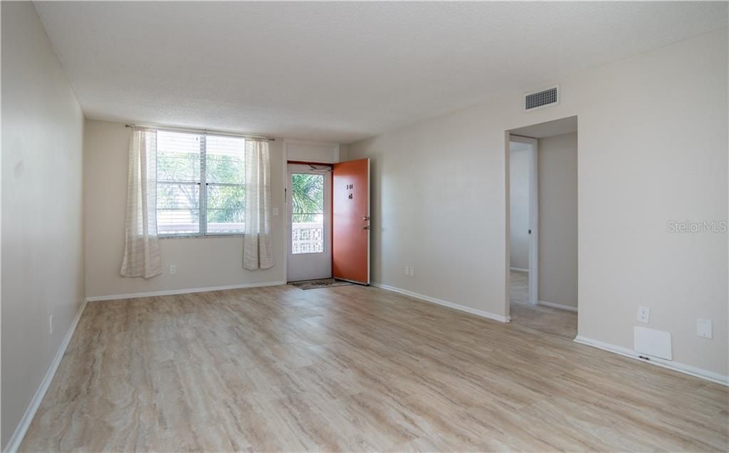 Recently Sold: $160,000 (2 beds, 2 baths, 1035 Square Feet)