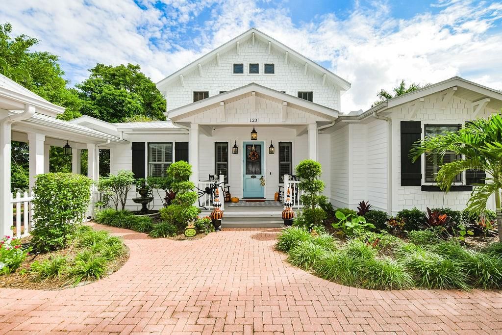 Recently Sold: $2,590,000 (5 beds, 5 baths, 3694 Square Feet)