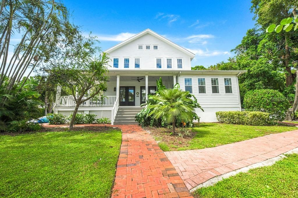 Recently Sold: $2,590,000 (5 beds, 5 baths, 3694 Square Feet)