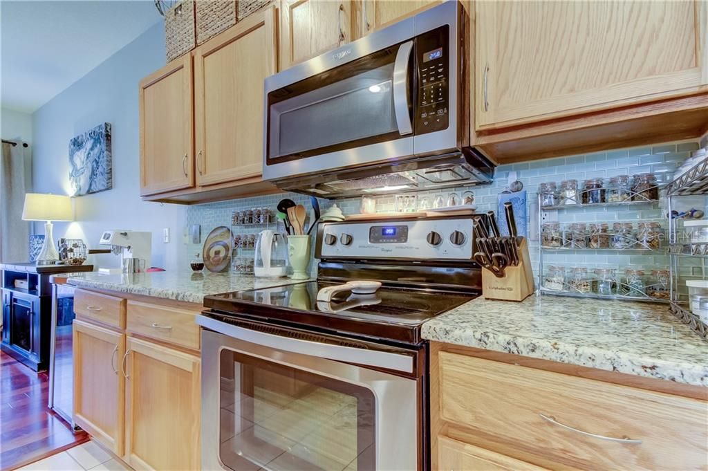 Granite counters & stainless appliances
