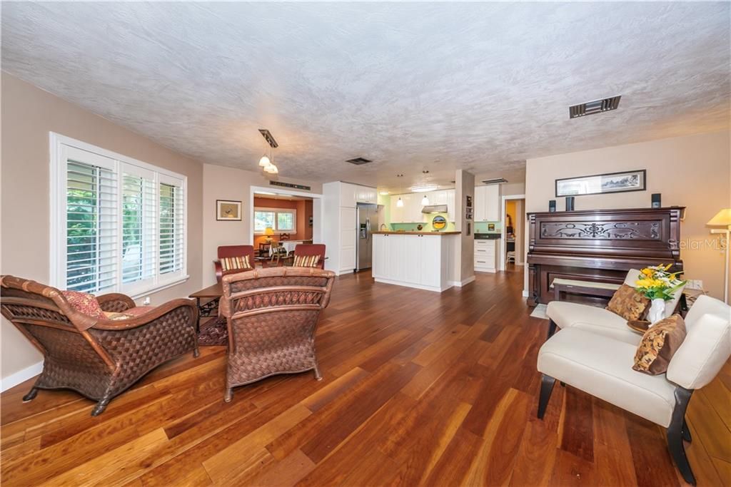 Recently Sold: $650,000 (3 beds, 2 baths, 1942 Square Feet)