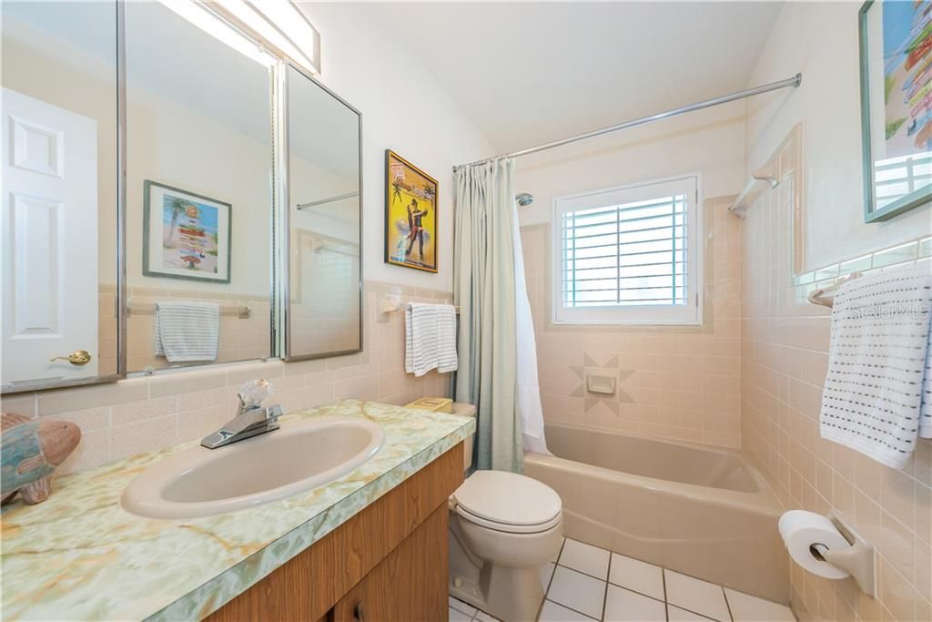 最近售出: $650,000 (3 贝兹, 2 浴室, 1942 平方英尺)