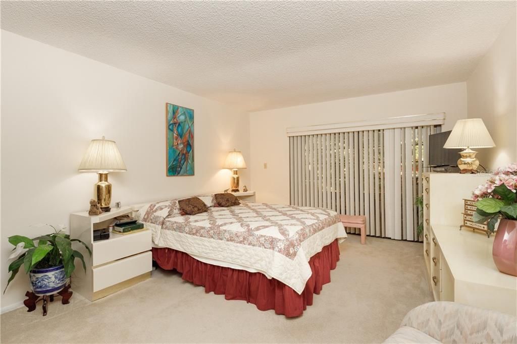 Recently Sold: $195,000 (2 beds, 2 baths, 1329 Square Feet)