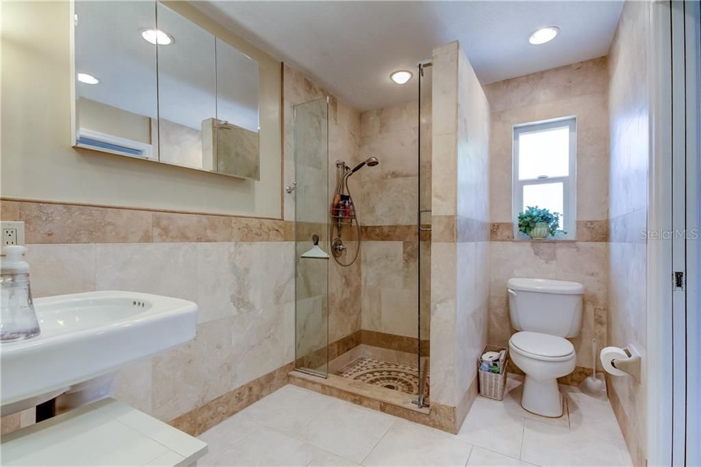 最近售出: $589,900 (3 贝兹, 2 浴室, 2405 平方英尺)