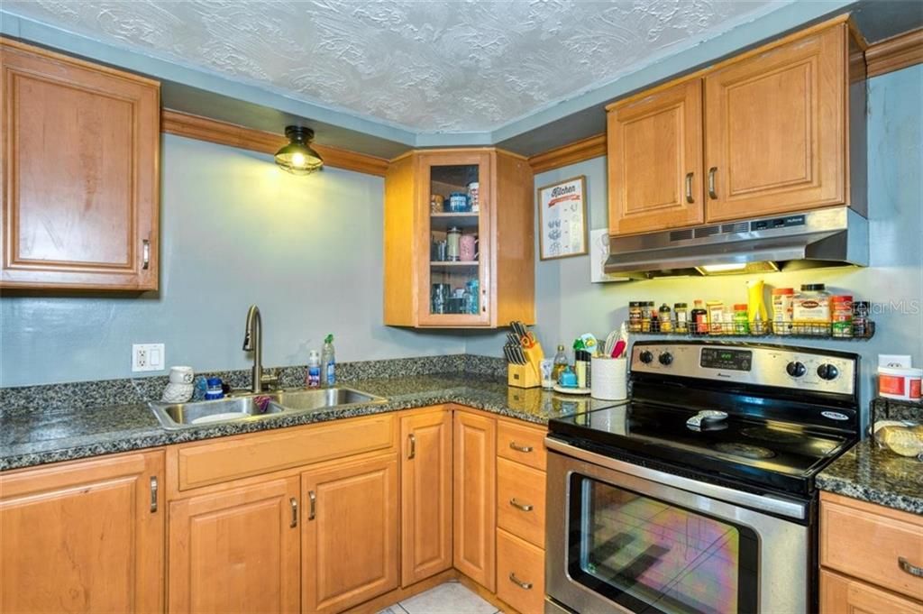 Recently Sold: $200,000 (3 beds, 2 baths, 1128 Square Feet)