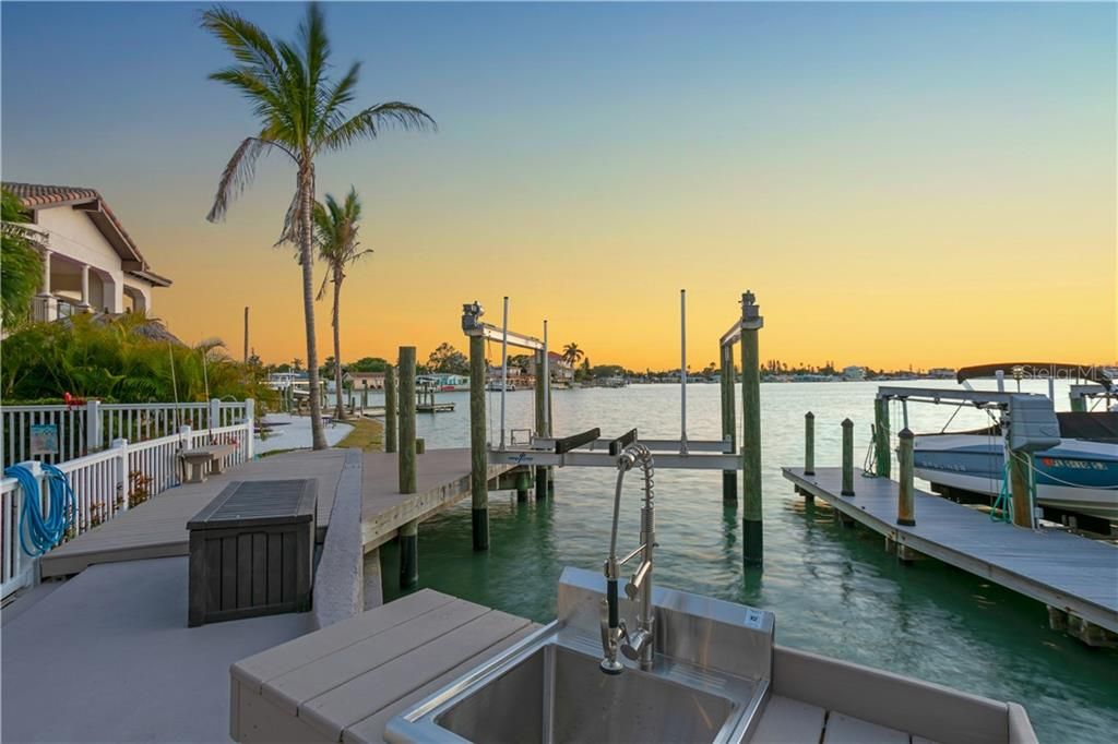 Recently Sold: $2,500,000 (6 beds, 3 baths, 4245 Square Feet)