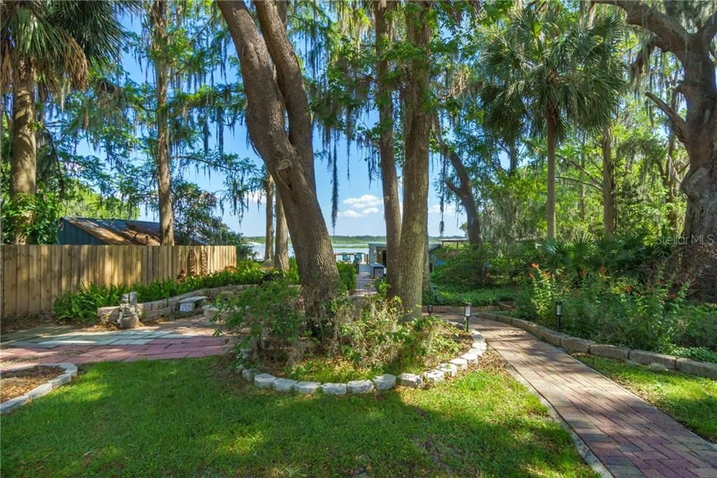 Recently Sold: $399,500 (3 beds, 2 baths, 2001 Square Feet)