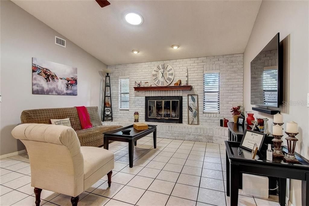 Recently Sold: $330,000 (3 beds, 2 baths, 1906 Square Feet)