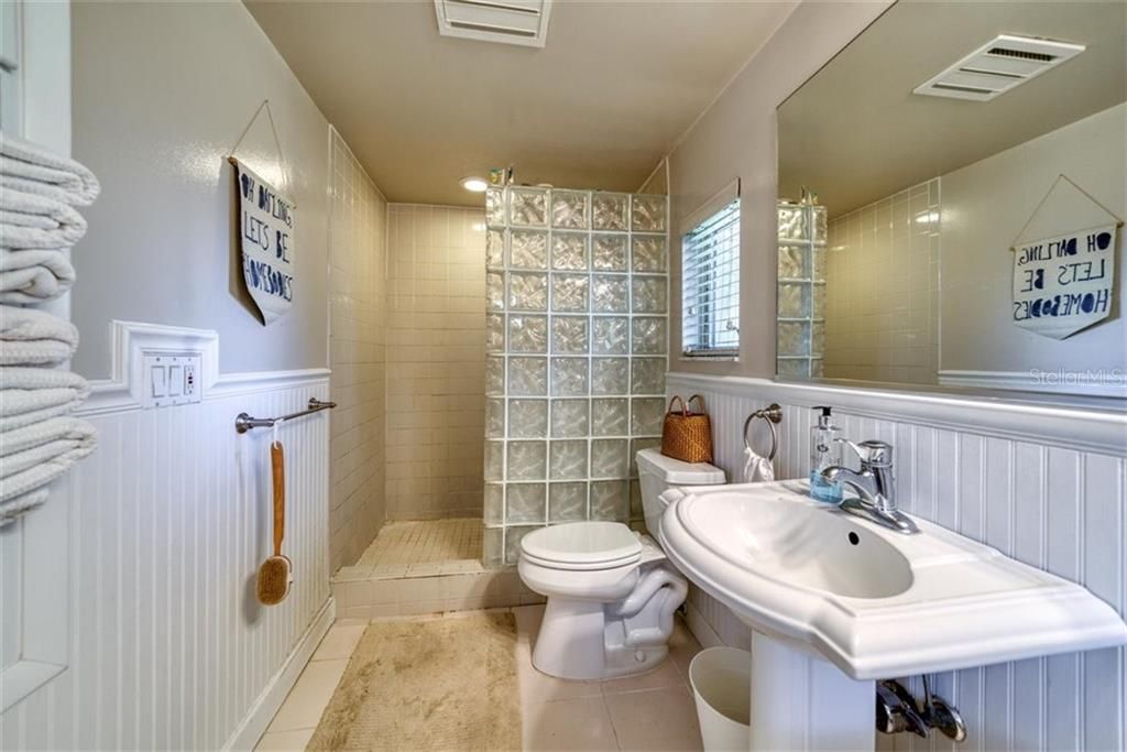 最近售出: $425,000 (2 贝兹, 3 浴室, 1702 平方英尺)