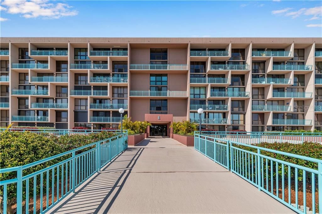 Recently Sold: $309,500 (1 beds, 1 baths, 915 Square Feet)