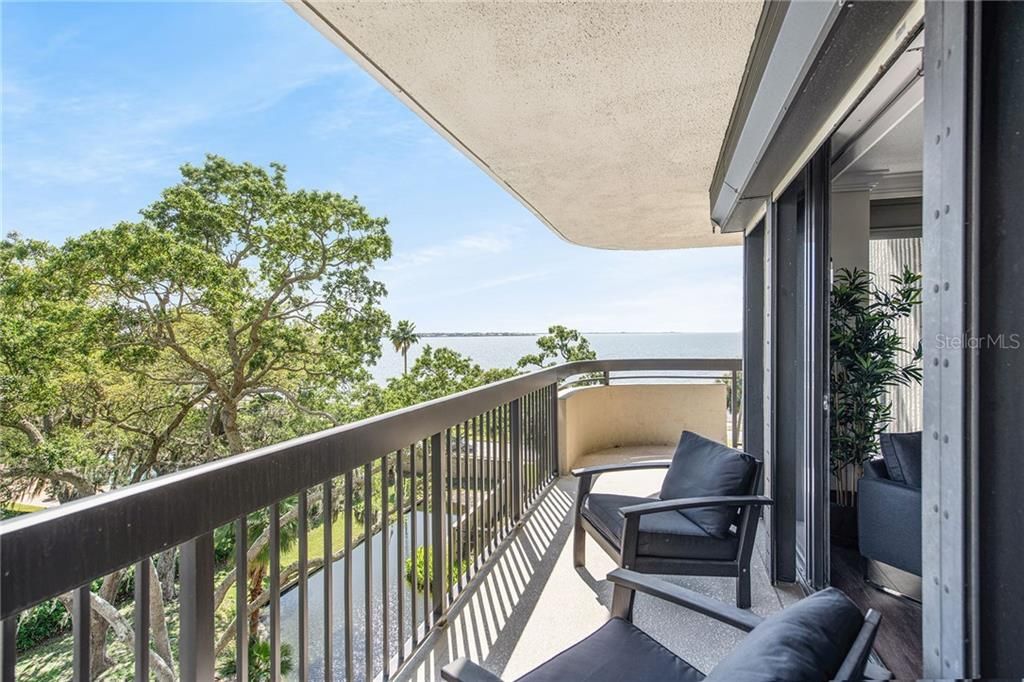 Recently Sold: $460,000 (2 beds, 2 baths, 1376 Square Feet)