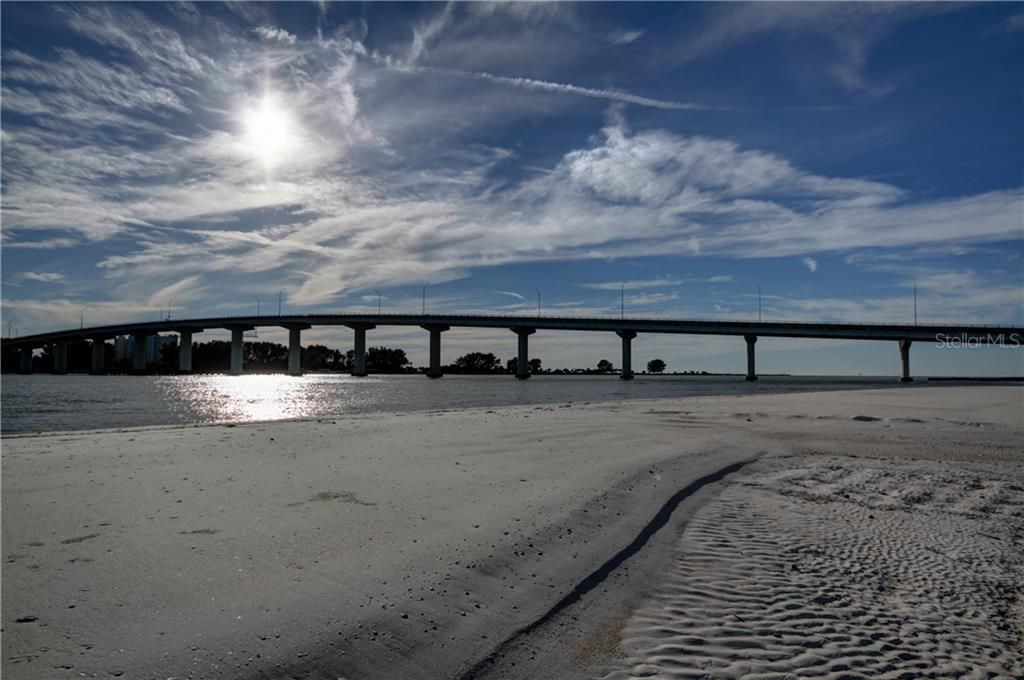 View of the Sand Key Bridge from the beach at Clearwater Pont