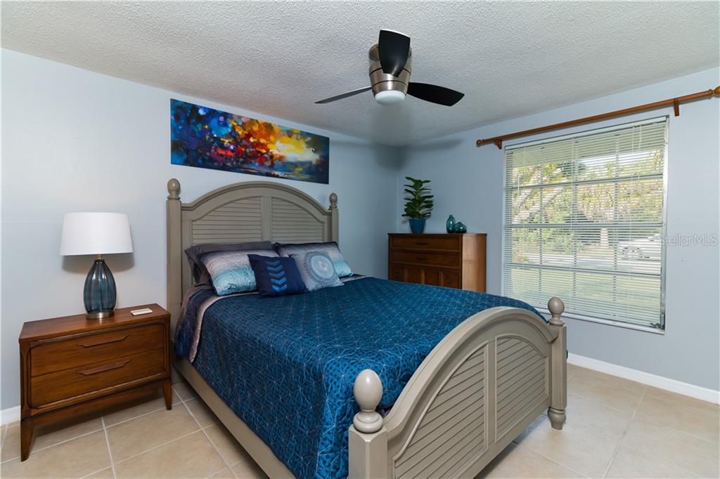 出租: $4,000 (2 贝兹, 2 浴室, 1393 平方英尺)