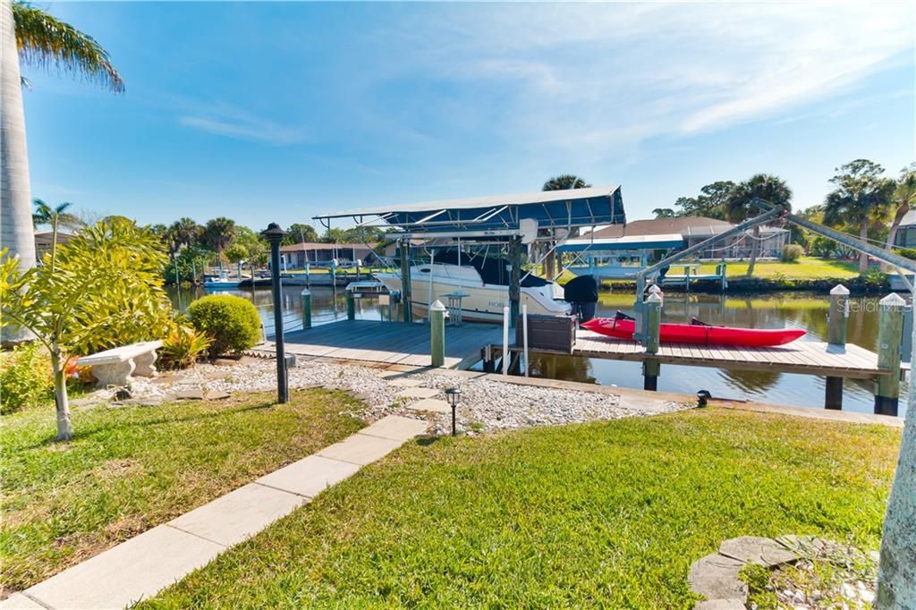 出租: $4,000 (2 贝兹, 2 浴室, 1393 平方英尺)