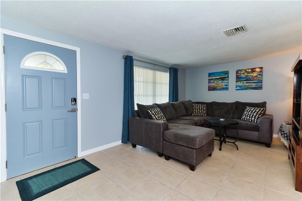 出租: $4,000 (2 贝兹, 2 浴室, 1393 平方英尺)