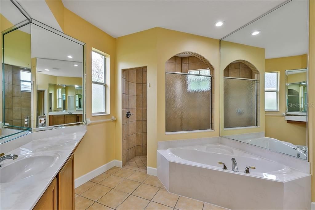 最近售出: $645,000 (4 贝兹, 3 浴室, 3638 平方英尺)