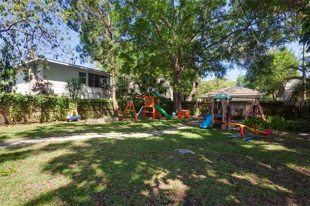 Recently Sold: $650,000 (4 beds, 2 baths, 2239 Square Feet)