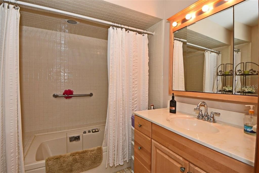 最近售出: $359,000 (3 贝兹, 2 浴室, 2244 平方英尺)