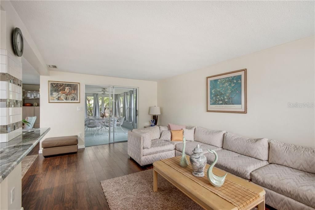 Recently Sold: $220,000 (2 beds, 2 baths, 1275 Square Feet)