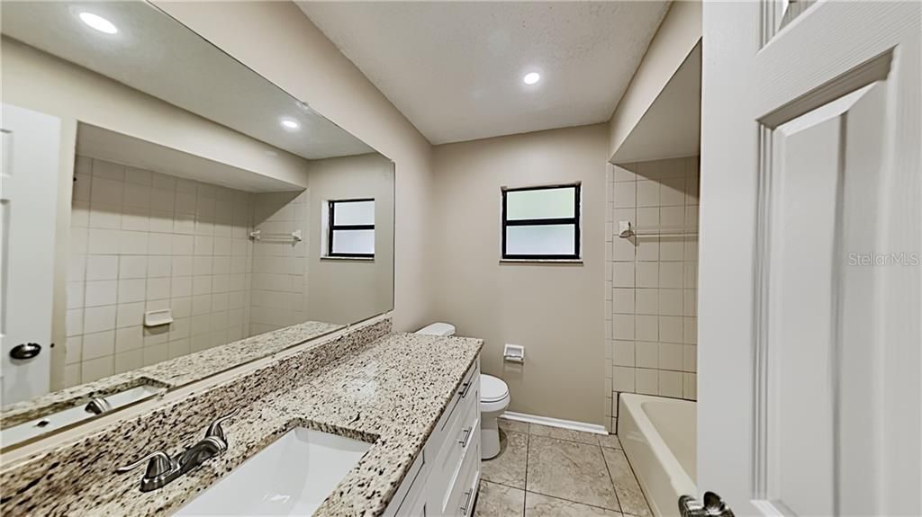 最近售出: $274,900 (4 贝兹, 2 浴室, 2026 平方英尺)