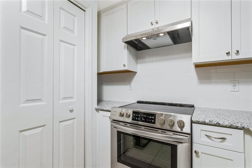 Recently Sold: $319,999 (1 beds, 1 baths, 697 Square Feet)
