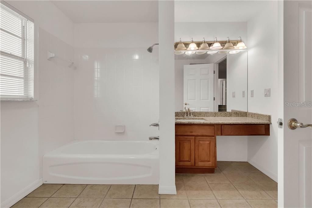 最近售出: $414,900 (3 贝兹, 3 浴室, 2489 平方英尺)