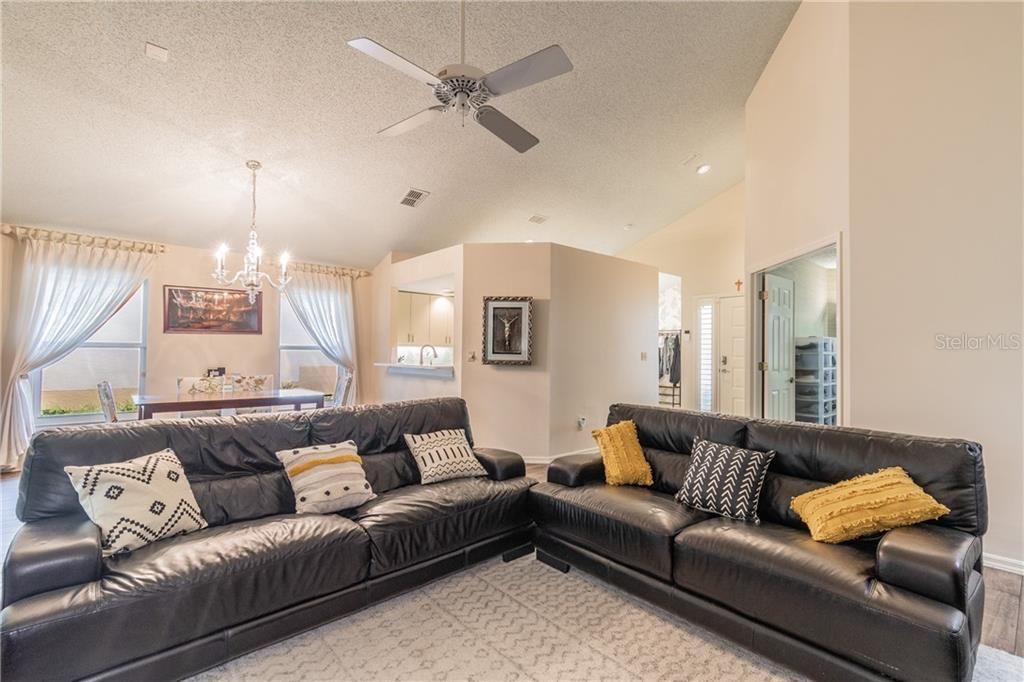 Recently Sold: $315,000 (3 beds, 2 baths, 1634 Square Feet)